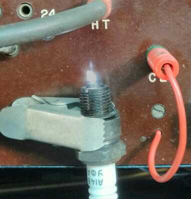 Ça a commencé par une bougie HS sur le cylindre gauche. Celle du cylindre droit donne bien sur le banc d'essai.