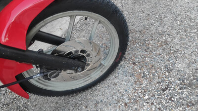 Un joli disque neuf, et oui même les pneus sont tchèques