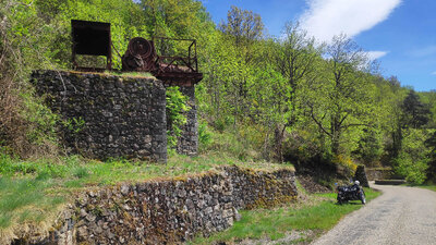 Machine à concasser près d'un pierrier