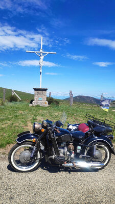 IMG_20210508_155428.jpg (819.26 Kio) Vu 2894 fois Col de la Croix de Ferrières, la température de l'huile est montée à 65°, on laisse refroidir un peu, histoire d'admirer le panorama.