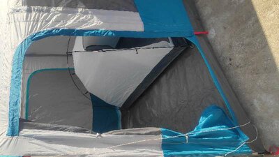 IMG_20210701_094130_1_resize_43.jpg (39.19 Kio) Vu 5313 fois A l'arrière l'on peut ouvrir le auvent à l'aide de deux piquets: la tente complète sans les piquets pour le auvent pèse 7,7kg pour 100€<br />Les premières tentes gonflables sont encore trop lourdes et chères.