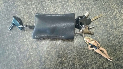 img_20211026_090255450.jpg (148.72 Kio) Vu 2499 fois Et le fourreau en cuir cache les clés d'antivol et du réservoir pour qu'elles ne "mangent" pas la peinture avec les vibrations.