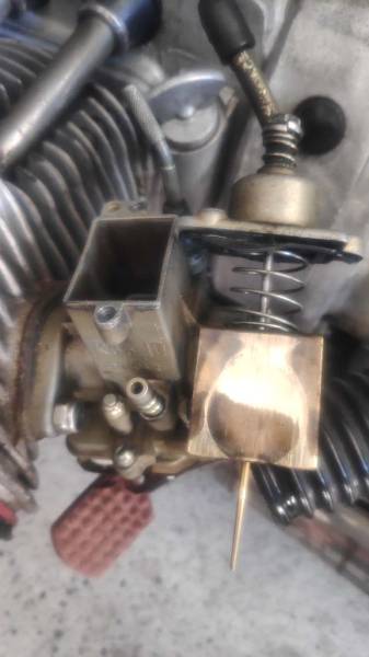 L'on peut voir l'usure du boisseau en tôle (brillance)