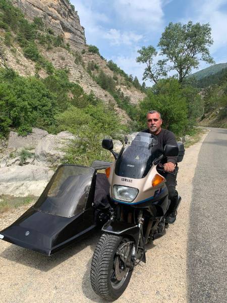 Papy et son dernier jouet.