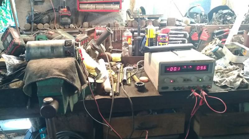 Je l'ai également essayée en dynamo en l'entraînant avec une perceuse, je n'ai pas fait de photos, mais elle a l'air de charger.