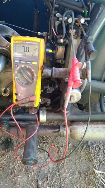 En augmentant le régime, on passe les 7v.