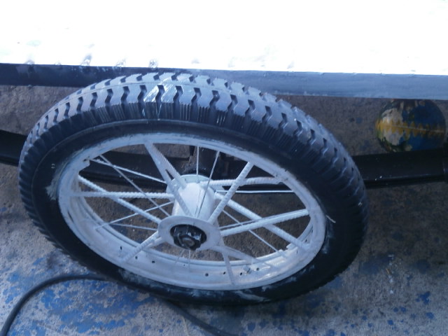 Magnifique peinture sur la jante ...et le pneu.