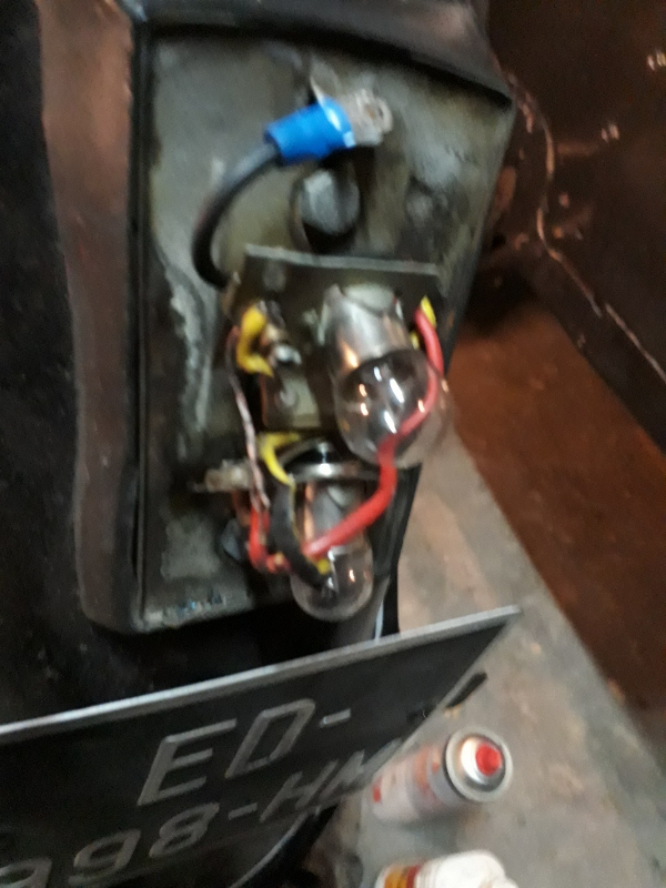 un peu floue, le fils jaune a fondu et s'est soudé au rouge , le reste est denudé.