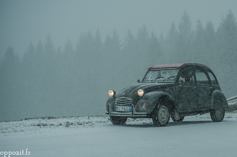 Citroën 2CV sous la neige