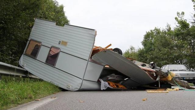 Facile une courbe en marche arrière ...mais pas sur l'autocroute !!