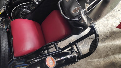 IMG_20200114_113601.jpg (1.1 Mio) Vu 3544 fois Sur la base de feux de remorque, j'ai découpé un tube d'acier pour l'encadrement et soudé l'ensemble pour l'adapter sur les trois feux plus une finition chromée.